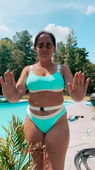 Jenellelevans Mint Bikini Poolside Pose OnlyFans Video Leaked