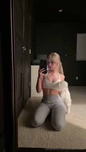 Jessiexraee Kneeling Yoga Pants Pose OnlyFans Video Leaked