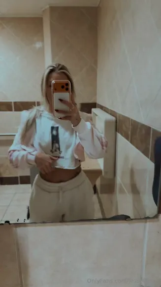 Jessofficial Lifting Sweater For Boobs OnlyFans Video Leaked