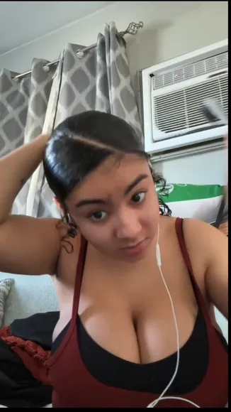 Jinxluvfil Deep Cleavage Top Pose OnlyFans Video Leaked