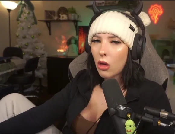 Julia.kins Low-Cut Top Tease OnlyFans Video Leaked