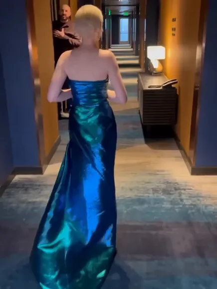 Julia_garner Shiny Gown Leg Slit OnlyFans Video Leaked