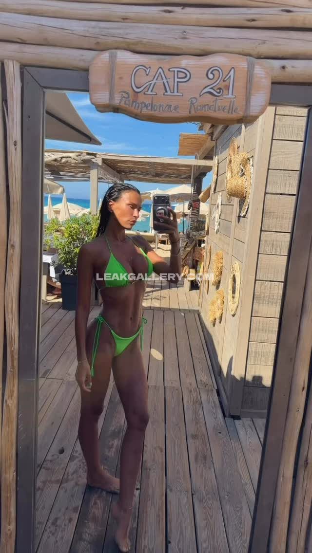 Juliericci_officiel Green Bikini Beach Pose OnlyFans Photo Leaked
