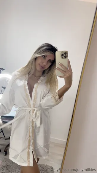 Jully_lov Silk Robe Tease OnlyFans Video Leaked