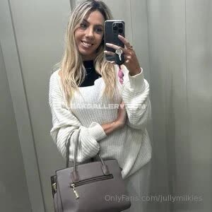 Jully_lov Cozy Sweater Selfie OnlyFans Photo Leaked