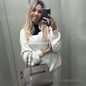 Jully_lov Cozy Sweater Selfie OnlyFans Photo Leaked