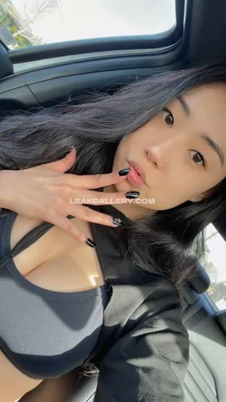 Juziis Low-Cut Bra Tease OnlyFans Photo Leaked