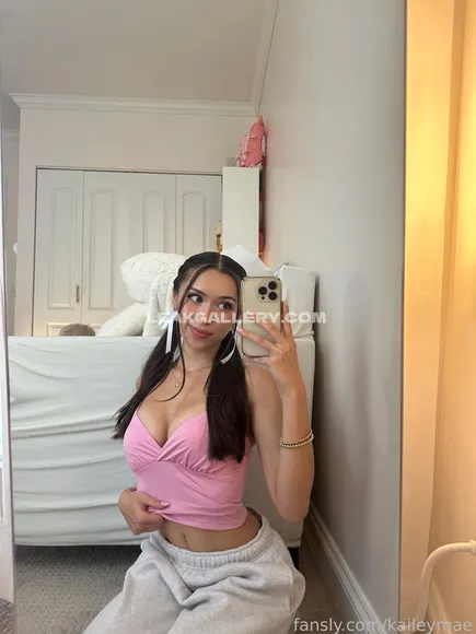 Kaileymae Pink Crop Top Tease OnlyFans Photo Leaked