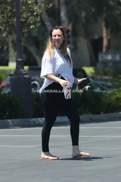 Kaleycuoco Leggings And Flip Flops OnlyFans Photo Leaked