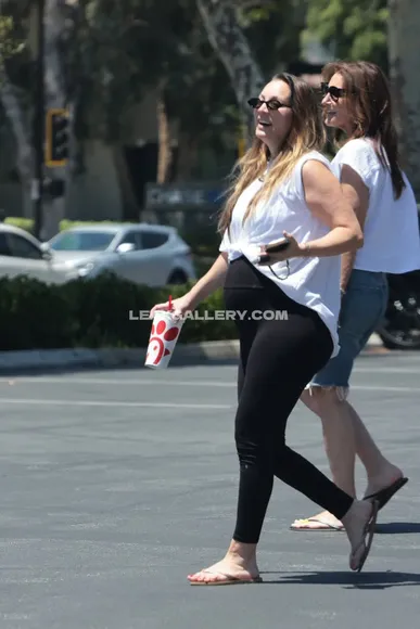 Kaleycuoco Leggings And Bare Feet OnlyFans Photo Leaked