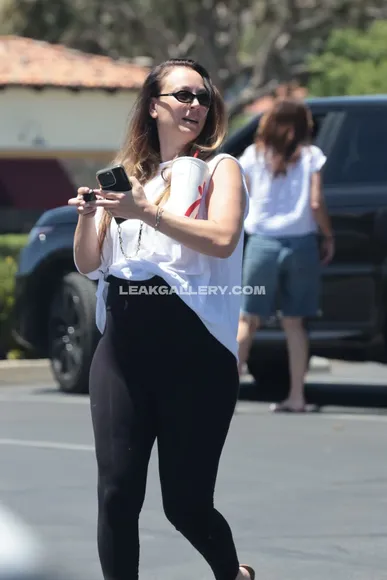 Kaleycuoco Tight Leggings Walk OnlyFans Photo Leaked