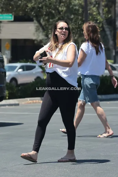 Kaleycuoco Leggings And Flip Flops OnlyFans Photo Leaked