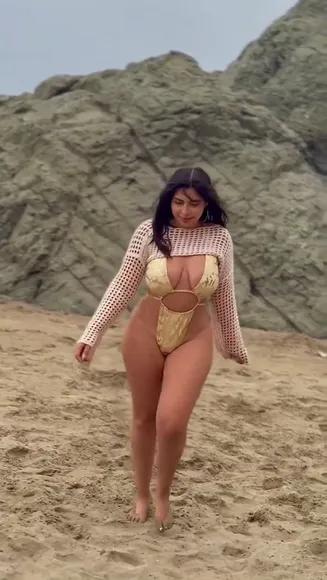 Karensitaburn Beachside Thong Swimsuit Strut OnlyFans Video Leaked