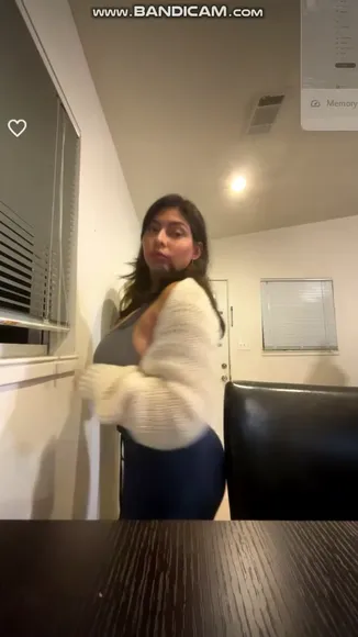 Karensitaburn Low-Cut Top Tease OnlyFans Video Leaked