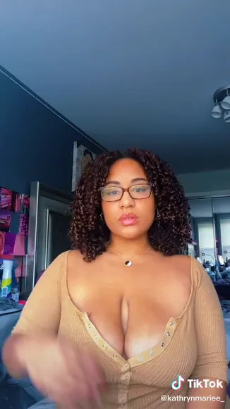 Katmari23 Deep V-Neck Top Tease OnlyFans Video Leaked