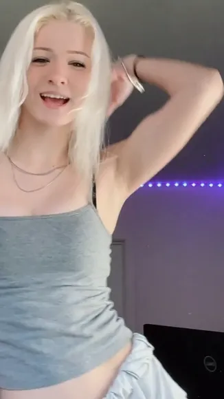 Kaylavoid Gray Crop Top Tease OnlyFans Video Leaked