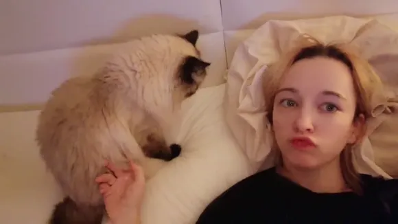 Keekihime Black Shirt Cuddling Cat OnlyFans Video Leaked