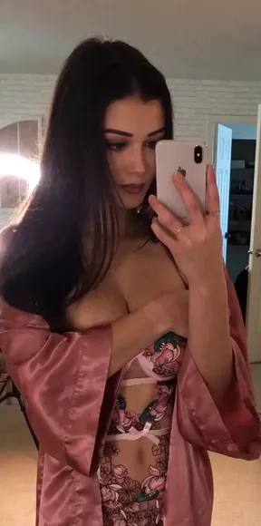 Keilah Silk Robe Tease OnlyFans Video Leaked