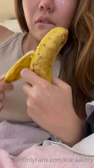 Kiaraakitty Banana Eating Tease OnlyFans Video Leaked