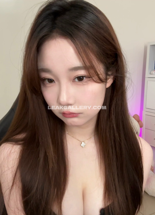 Kiittwy Topless Close-Up Tease OnlyFans Photo Leaked