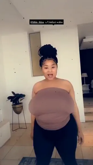 Kim-tiddies Strapless Top Jiggling OnlyFans Video Leaked
