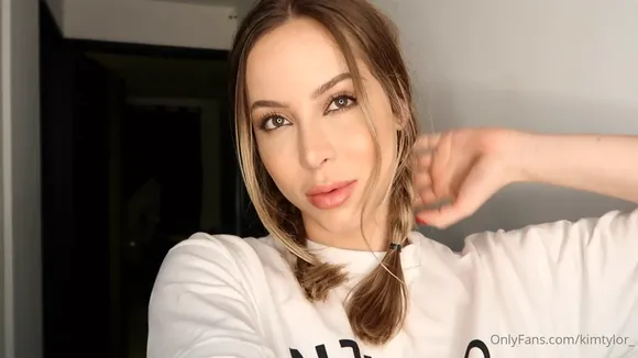 Kimtylor_ T-shirt Lift Tease OnlyFans Video Leaked