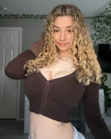 Kira Pregiato Crop Top Belly Exposure OnlyFans Photo Leaked