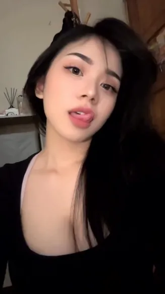 Kittencatsu Low Cut Top Tease OnlyFans Video Leaked