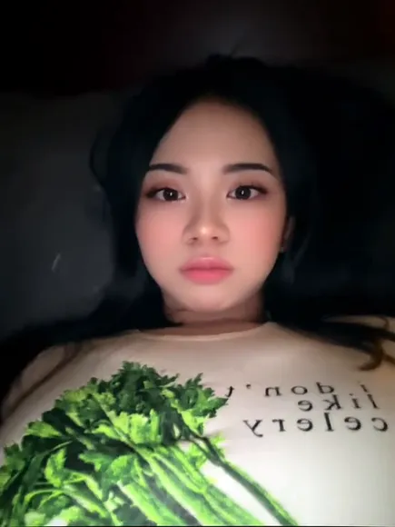 Kittencatsu T-Shirt With Celery Print OnlyFans Video Leaked