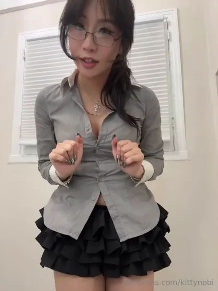 Kittynobi Floral Bra Unbuttoning Tease OnlyFans Video Leaked