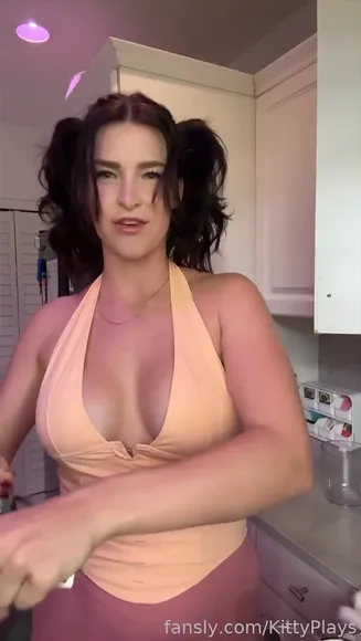 Kittyplays Deep V Halter Top OnlyFans Video Leaked