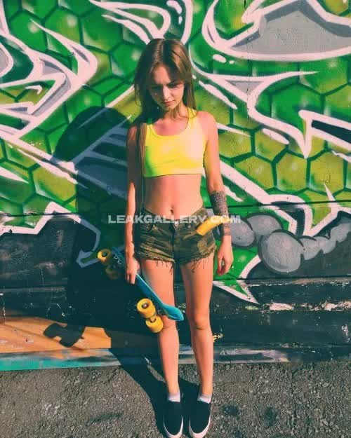 Kriss_drummer Yellow Crop Top Pose OnlyFans Photo Leaked