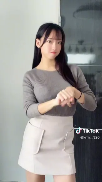 Krm._.320 Tight Skirt Tease OnlyFans Video Leaked
