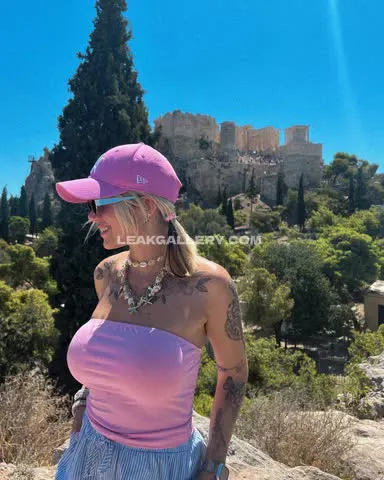 Kunshikitty Pink Tube Top Tease OnlyFans Photo Leaked