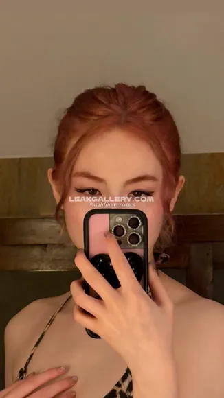 Kyedae Braless Selfie Mirror Shot OnlyFans Photo Leaked