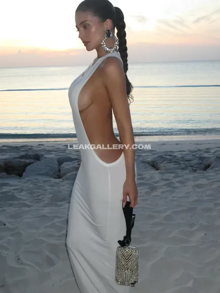 Kyliejenner Backless White Gown Reveal OnlyFans Photo Leaked