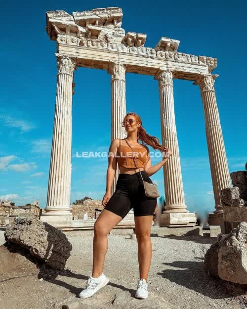 Laraloft Sporty Shorts And Crop Top OnlyFans Photo Leaked