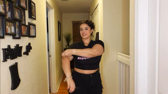 Latinaqueen__ Crop Top Dance Moves OnlyFans Video Leaked