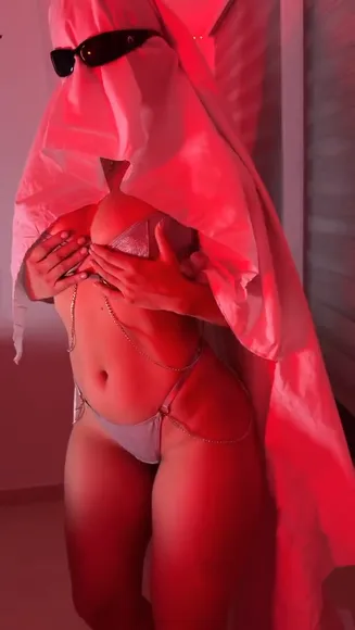Laura02av Shiny Bra With Chains OnlyFans Video Leaked