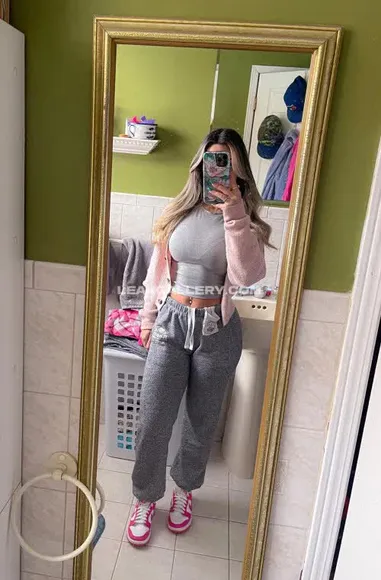 Leafsnlifts Gray Sweatpants Mirror Selfie OnlyFans Photo Leaked