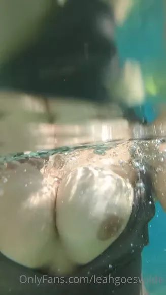 Leahgoeswilde Underwater Boobs Display OnlyFans Video Leaked