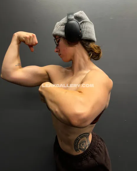 Leanbeefpatty Muscle Flexing Pose OnlyFans Photo Leaked