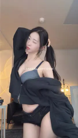 Leebumzi Braless Crop Top Tease OnlyFans Photo Leaked