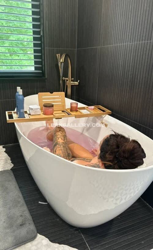 Leighxxinked Bath Tub Tease OnlyFans Photo Leaked