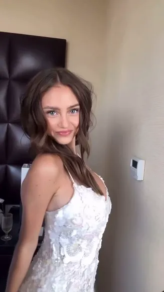Leniklum White Lace Dress Tease OnlyFans Video Leaked