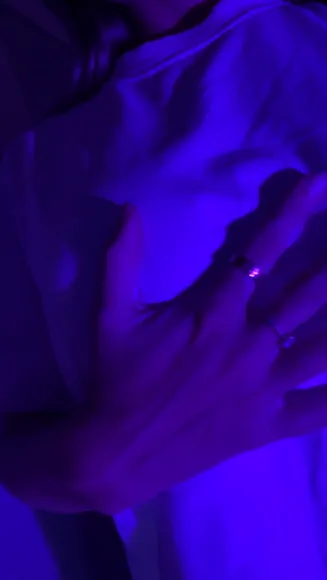 Li11i3 Topless Under Purple Light OnlyFans Video Leaked