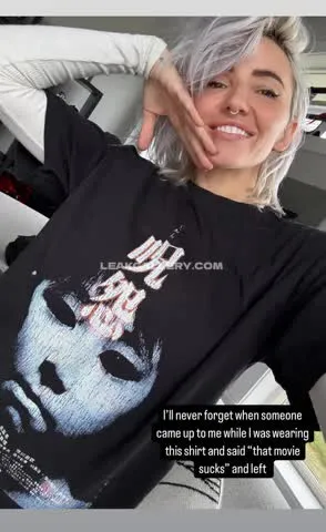 Lights_poxleitner Graphic Tee Pose OnlyFans Photo Leaked