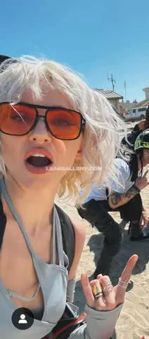 Lights_poxleitner Beach Rock Hand Sign OnlyFans Photo Leaked