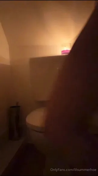 Lilsummerhoe Naked Ass On Toilet OnlyFans Video Leaked