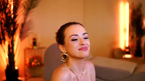 Lily_roberts Topless With Gold Jewelry OnlyFans Video Leaked